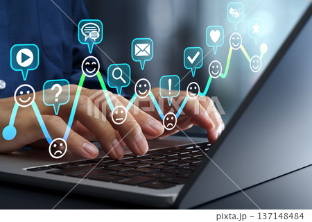 カスタマージャーニーマップとデジタルマーケティング戦略。マーケターがノートパソコンを使って、顧客体験 137148484