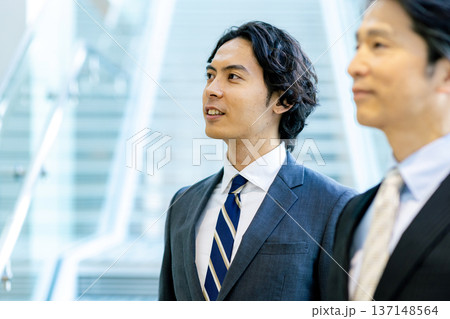 オフィスのビジネスマン オフィスのビジネスマン 137148564