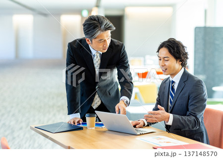 オフィスでパソコンを使うビジネスマン 137148570