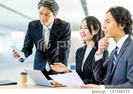 会議するビジネスマン 会議するビジネスマン 137148573