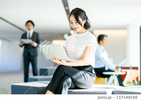 女性 ビジネス 女性 ビジネス 137148580