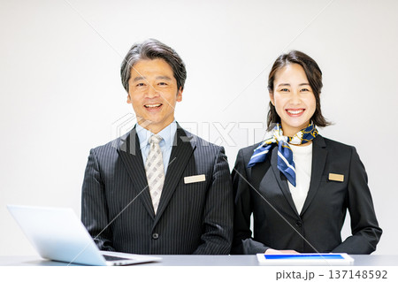 受付の男女 137148592
