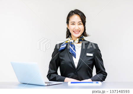 受付の女性 137148593