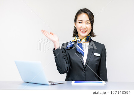 受付の女性 受付の女性 137148594