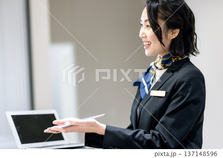 受付の女性 受付の女性 137148596