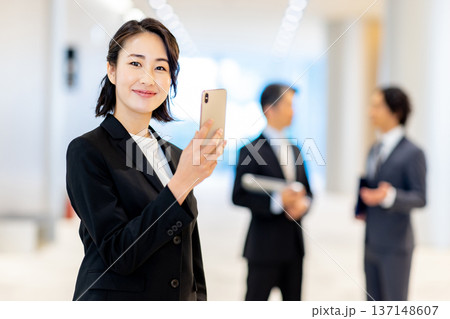 スマホを持つビジネスウーマン 137148607