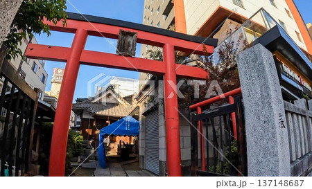 東京都台東区西浅草 都会のビル街に佇む赤い鳥居と感應稲荷神社 東京都台東区西浅草 都会のビル街に佇む赤い鳥居と感應稲荷神社 137148687