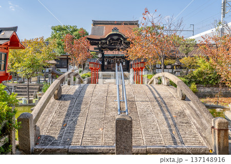 六孫王神社（源氏三神社）唐門　清和源氏発祥の宮　源経基の八条亭の跡地　京都市南区八条町（壬生通） 137148916