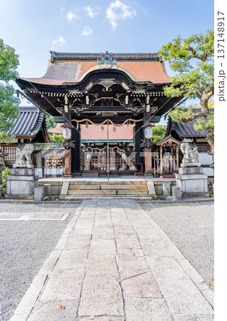 六孫王神社（源氏三神社）唐門　清和源氏発祥の宮　源経基の八条亭の跡地　京都市南区八条町（壬生通） 137148917
