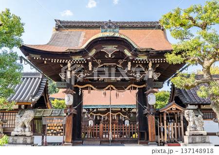 六孫王神社（源氏三神社）唐門　清和源氏発祥の宮　源経基の八条亭の跡地　京都市南区八条町（壬生通） 137148918