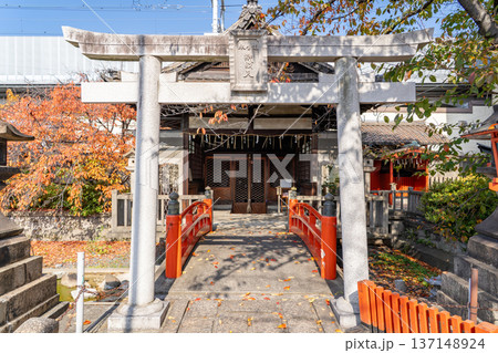 六孫王神社　摂社　誕生水弁財天社　清和源氏発祥の宮　源経基の八条亭の跡地　京都市南区八条町（壬生通） 137148924