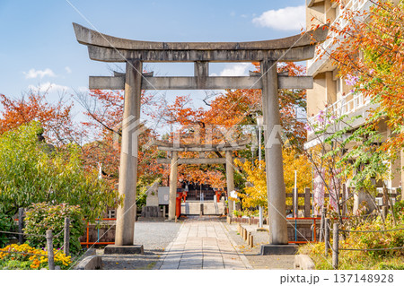 六孫王神社（源氏三神社）鳥居　清和源氏発祥の宮　源経基の八条亭の跡地　京都市南区八条町（壬生通） 137148928