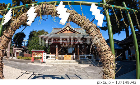 冬の晴天に映える神社の拝殿と茅の輪くぐり 冬の晴天に映える神社の拝殿と茅の輪くぐり 137149042