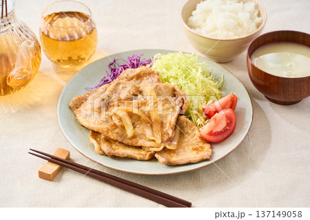 豚の生姜焼き ロース肉の家庭料理 豚の生姜焼き ロース肉の家庭料理 137149058