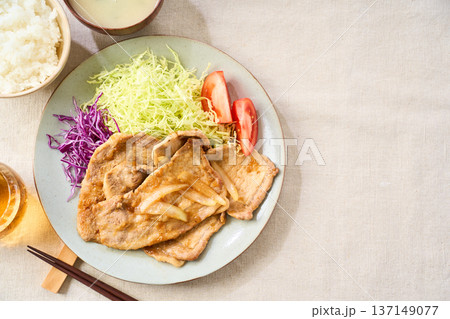 豚の生姜焼き ロース肉の家庭料理 137149077
