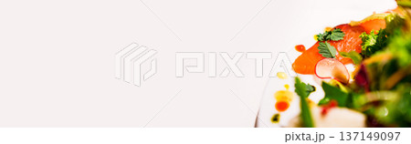 サラダ ベース の オードブル 【 健康的 な 食事 の イメージ 】 137149097