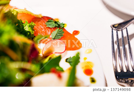 サラダ ベース の オードブル 【 健康的 な 食事 の イメージ 】 137149098