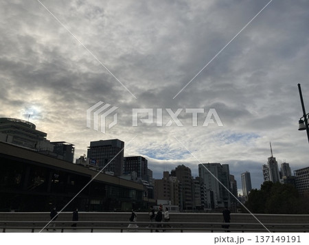 都内のビル群と空 137149191