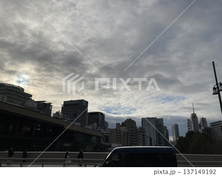 都内のビル群と空 137149192