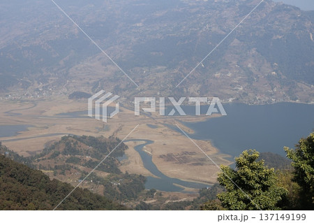 ネパールポカラの山と民家と湖と川と畑の見える風景 137149199