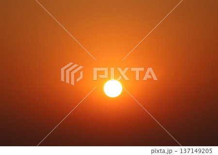 オレンジ色の朝陽と朝焼け空の風景 オレンジ色の朝陽と朝焼け空の風景 137149205