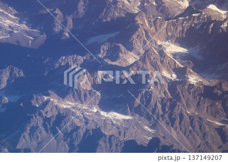 マウンテンフライトの飛行機から見たヒマラヤ山脈の山並みのアップの風景 マウンテンフライトの飛行機から見たヒマラヤ山脈の山並みのアップの風景 137149207