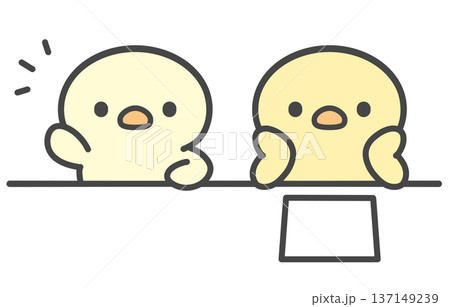 手を挙げるひよこと頬杖をつくひよこの手書きイラスト　プリントを前にした授業中の対比 137149239