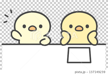 一幅手繪插圖，描繪了一隻小雞舉起爪子和一隻小雞把下巴擱在爪子上。課堂上，兩隻小雞的姿態形成對比，它們面前放著一份印刷好的講義。 137149239