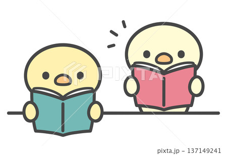 本を開いて座るひよこと起立して音読するひよこの手書きイラスト 授業中の読書と発表シーン 本を開いて座るひよこと起立して音読するひよこの手書きイラスト 授業中の読書と発表シーン 137149241