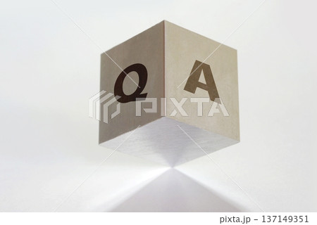 金属ブロック　Q A（Question and Answer）表示 137149351