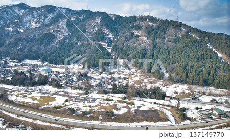 雪解けが進み春の近づいた富山県黒部市宇奈月地区を流れる黒部川 137149770