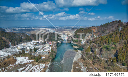 雪解けが進み春の近づいた富山県黒部市宇奈月地区を流れる黒部川 137149771