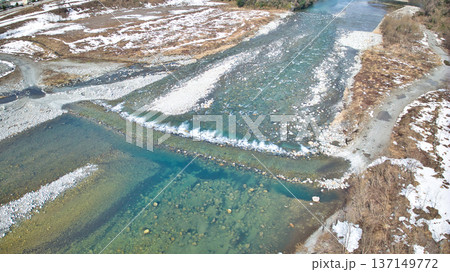 雪解けが進み春の近づいた富山県黒部市宇奈月地区を流れる黒部川 137149772