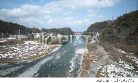 雪解けが進み春の近づいた富山県黒部市宇奈月地区を流れる黒部川 雪解けが進み春の近づいた富山県黒部市宇奈月地区を流れる黒部川 137149773
