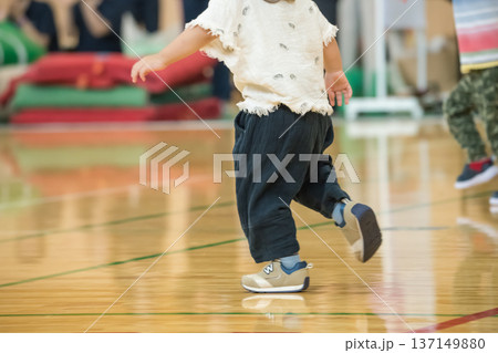【保育園の運動会　障害物競走】 137149880