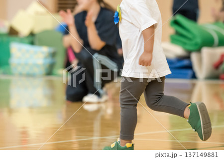 【保育園の運動会　障害物競走】 137149881