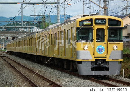 行先方向幕を回転させながら走る 西武9000系 9101F 行先方向幕を回転させながら走る 西武9000系 9101F 137149936