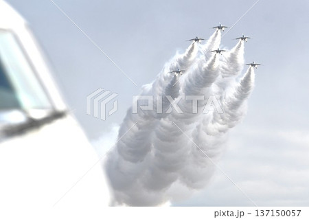 飛行するブルーインパルス 137150057