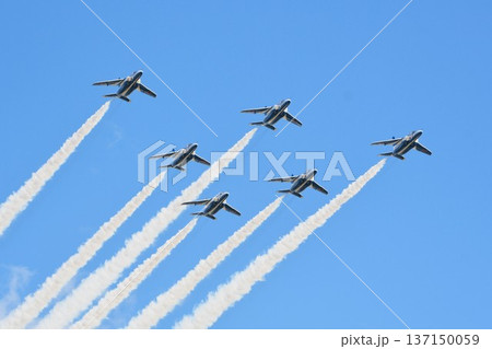 飛行するブルーインパルス 137150059