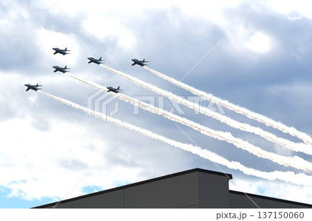 飛行するブルーインパルス 137150060