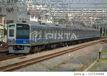 新所沢を発車する 西武6000系 6102F 137150066