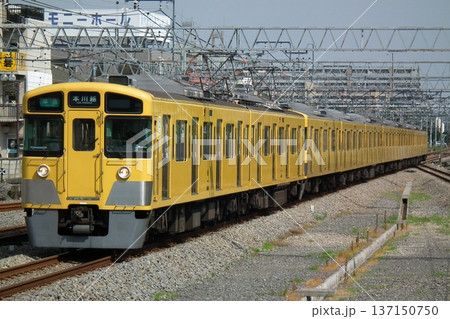 新所沢に進入する 西武新2000系 137150750