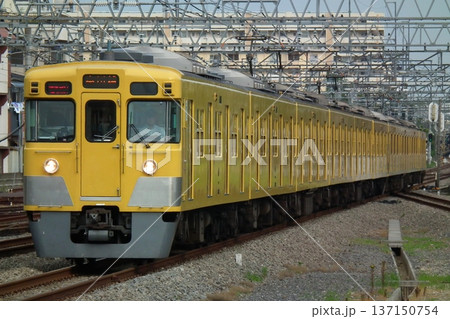 新所沢に進入する 西武旧2000系 137150754