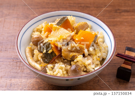 鶏肉とかぼちゃの玄米炊きこみご飯 鶏肉とかぼちゃの玄米炊きこみご飯 137150834