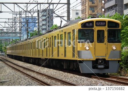 西武新宿線 高田馬場～下落合を走行する 新2000系 137150882