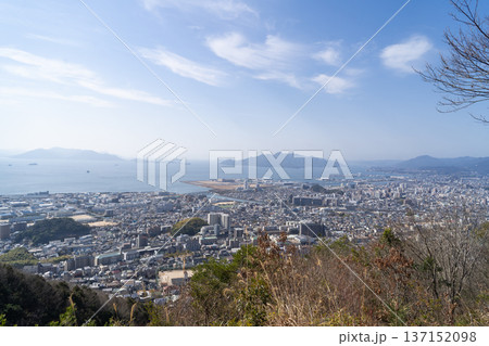 鈴ヶ峰の登山道から見た景色(広島アルプス) 鈴ヶ峰の登山道から見た景色(広島アルプス) 137152098