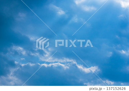 初冬の空　印象的な雲の輝きと光の筋12 137152626