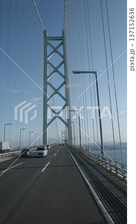巨大な吊り橋の風景 137152636