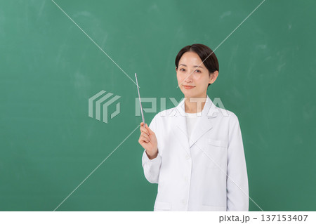 白衣を着た女性 白衣を着た女性 137153407