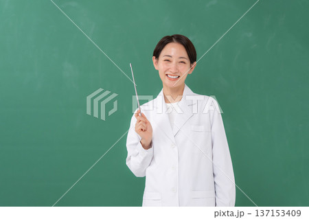 白衣を着た女性 白衣を着た女性 137153409